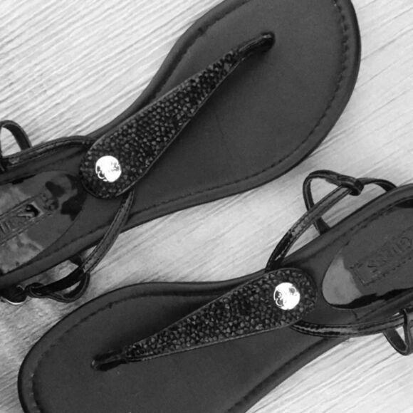 Guess Flat‎ Patent Sandals - Picture 1 of 7
